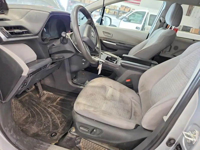 2022 TOYOTA SIENNA LE  