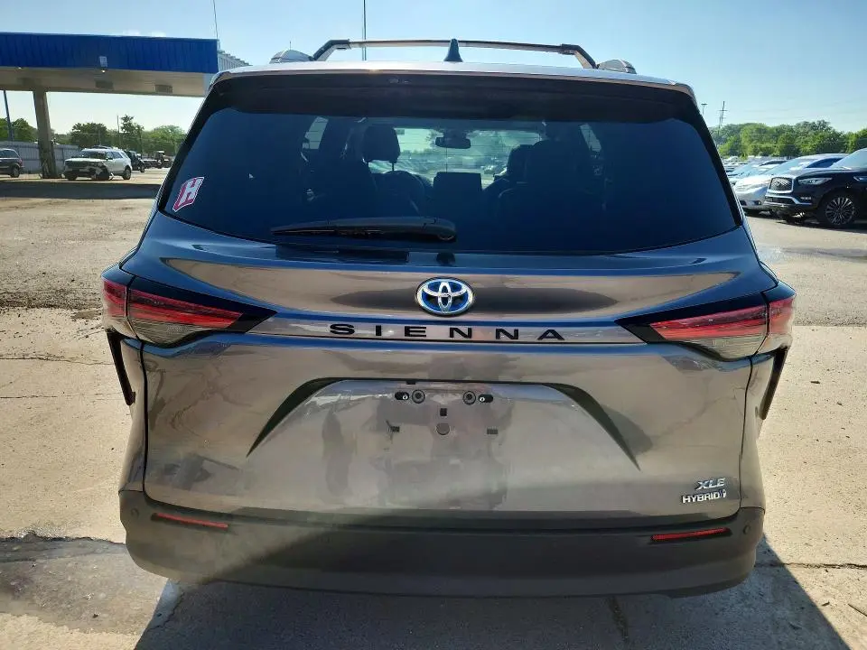 2021 TOYOTA SIENNA XLE  