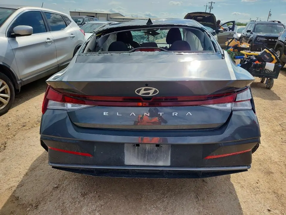 2025 HYUNDAI ELANTRA SE  