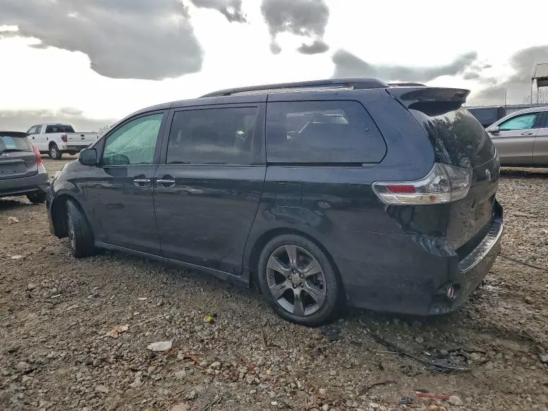 2016 TOYOTA SIENNA SE  
