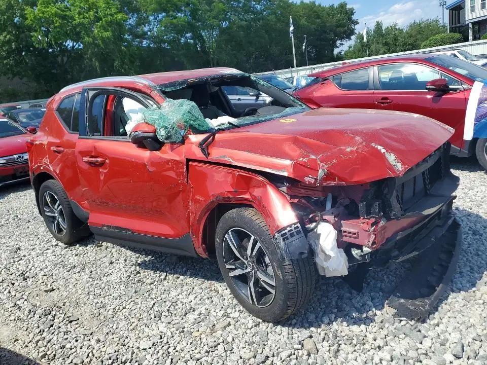 2023 VOLVO XC40 CORE  