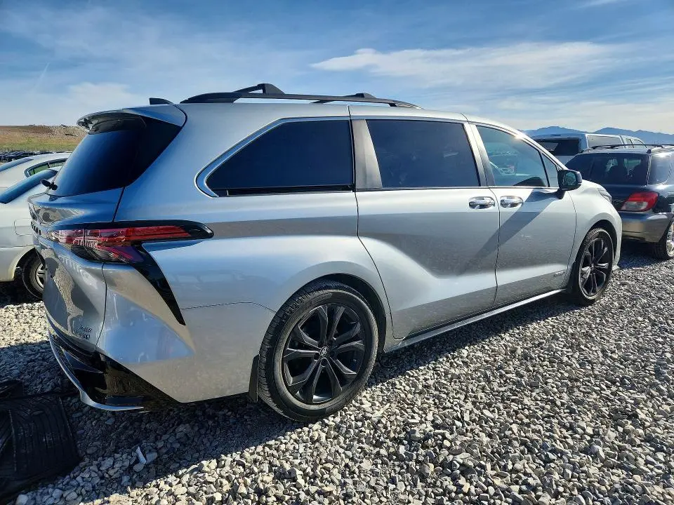 2021 TOYOTA SIENNA XSE  