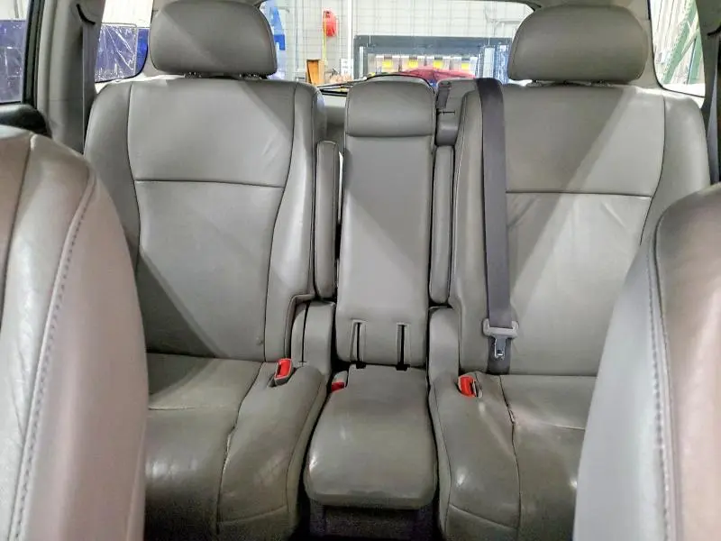 2011 TOYOTA HIGHLANDER SE  