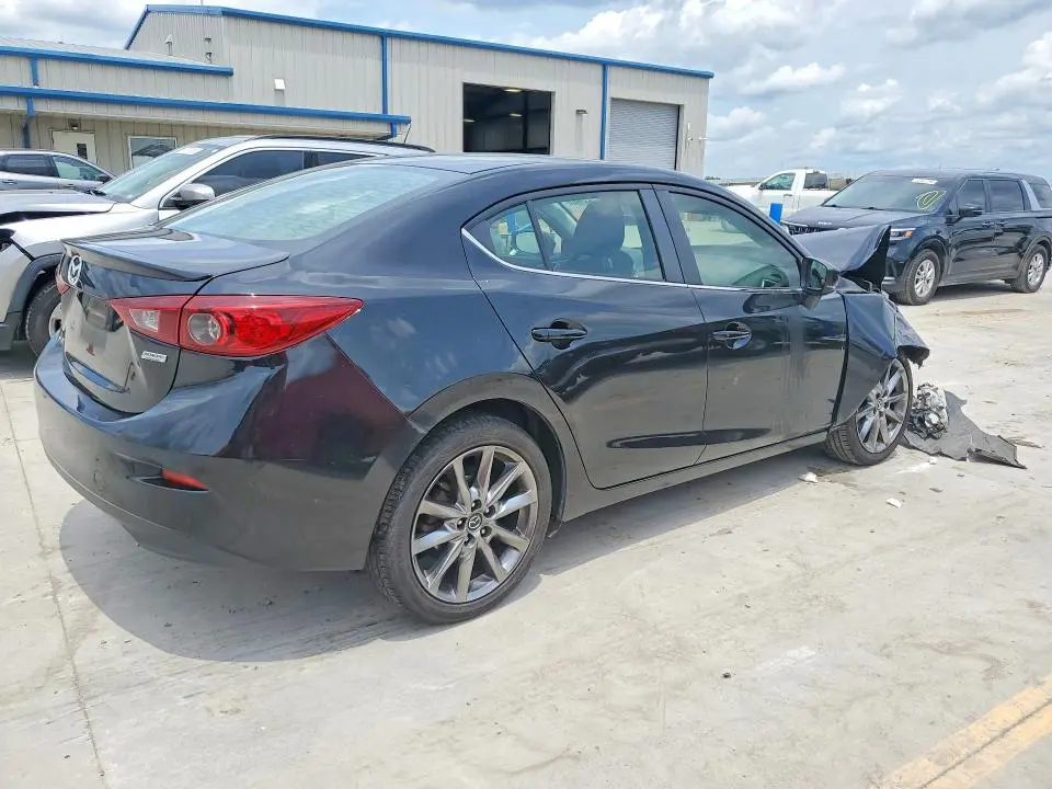 2018 MAZDA 3 TOURING  