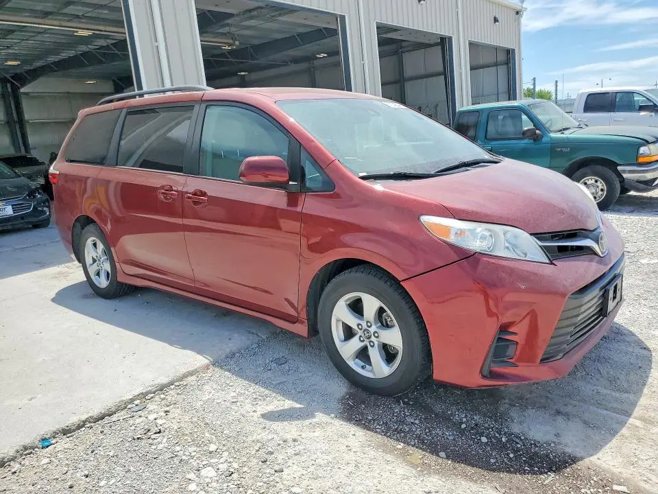 2018 TOYOTA SIENNA LE  