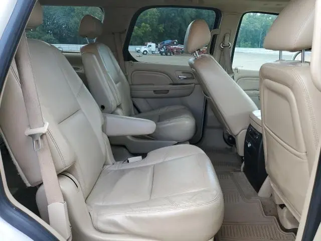 2010 CADILLAC ESCALADE LUXURY  