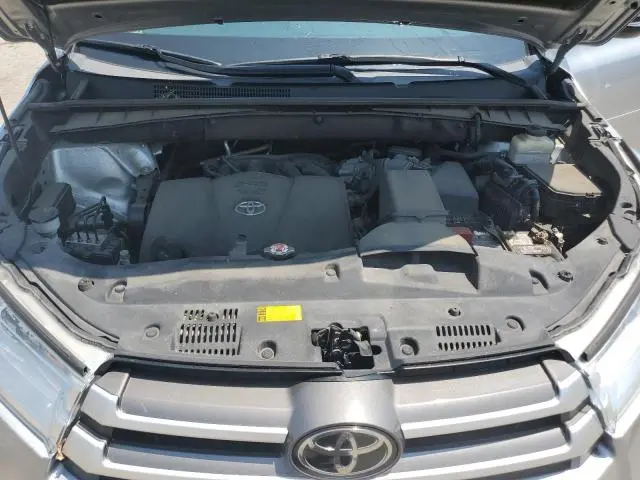 2018 TOYOTA HIGHLANDER SE  