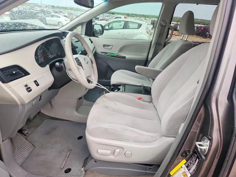 2013 TOYOTA SIENNA LE 8-PASSENGER  