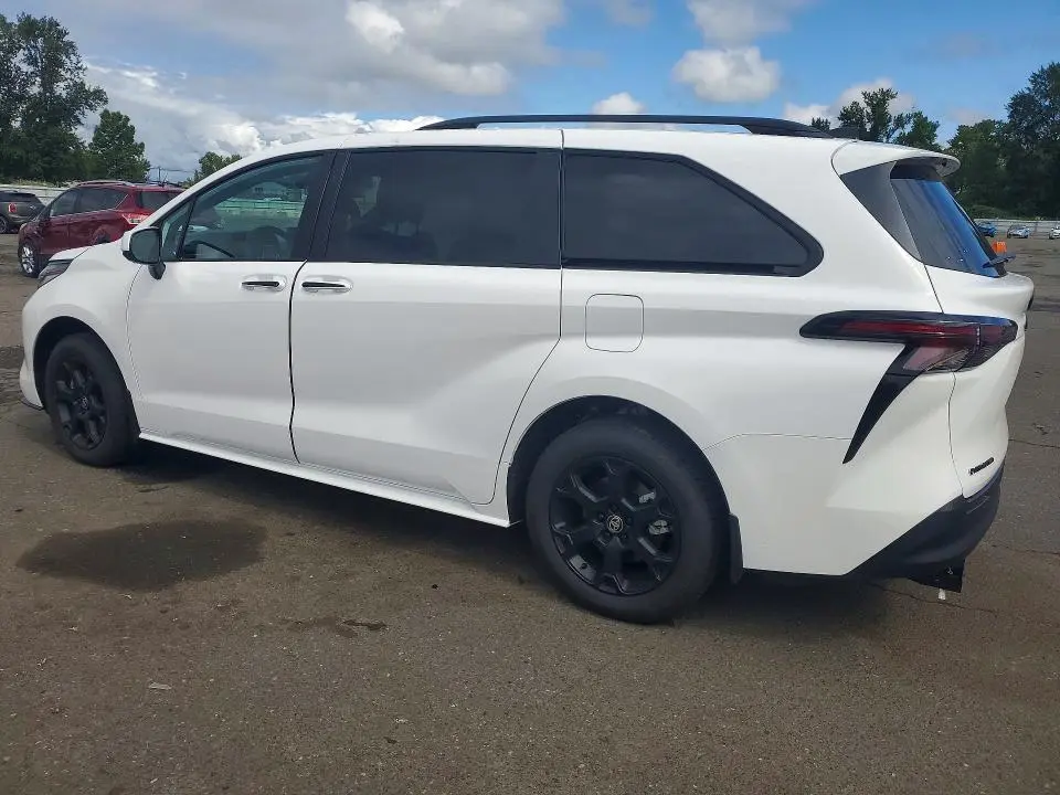 2026 TOYOTA SIENNA WOODLAND EDITION  