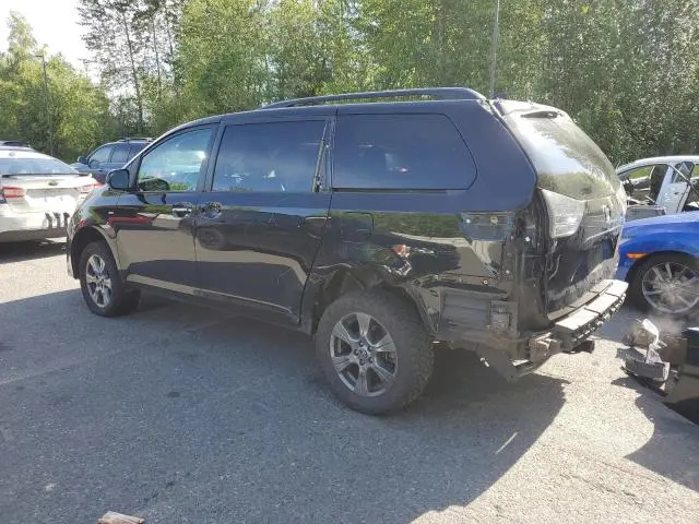 2019 TOYOTA SIENNA SE  