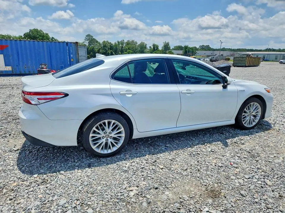 2020 TOYOTA CAMRY XLE  