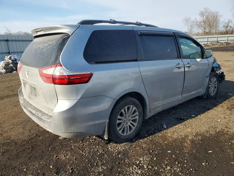 2016 TOYOTA SIENNA XLE  