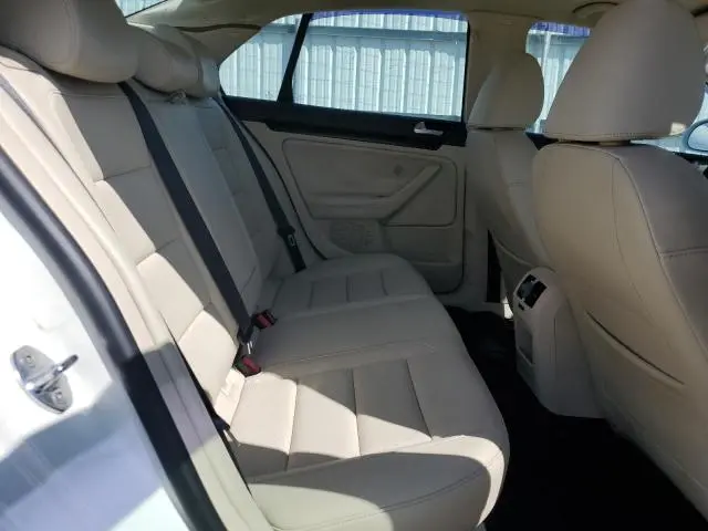 2010 VOLKSWAGEN JETTA SE  