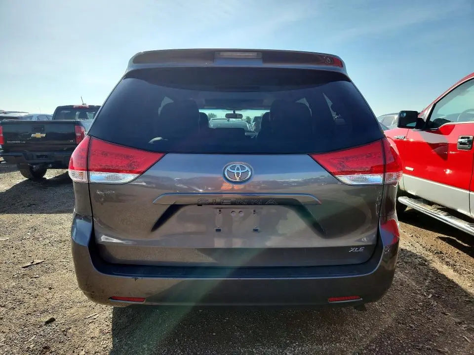 2014 TOYOTA SIENNA XLE 8-PASSENGER  