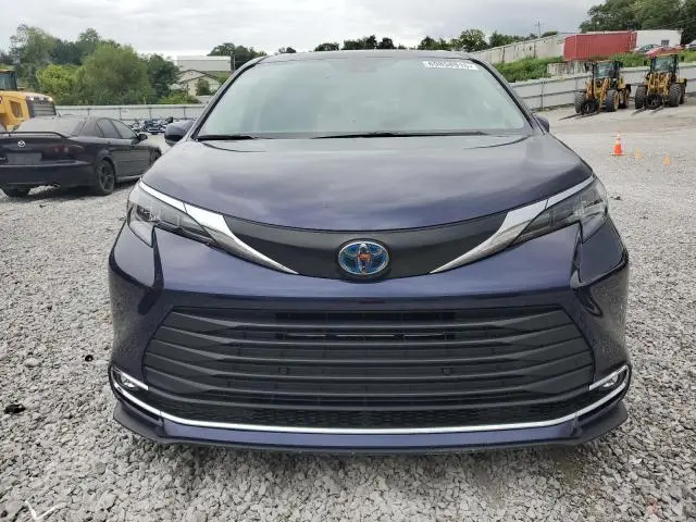 2024 TOYOTA SIENNA XLE  