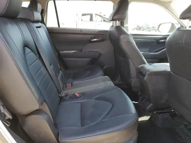 2022 TOYOTA HIGHLANDER HYBRID XLE  