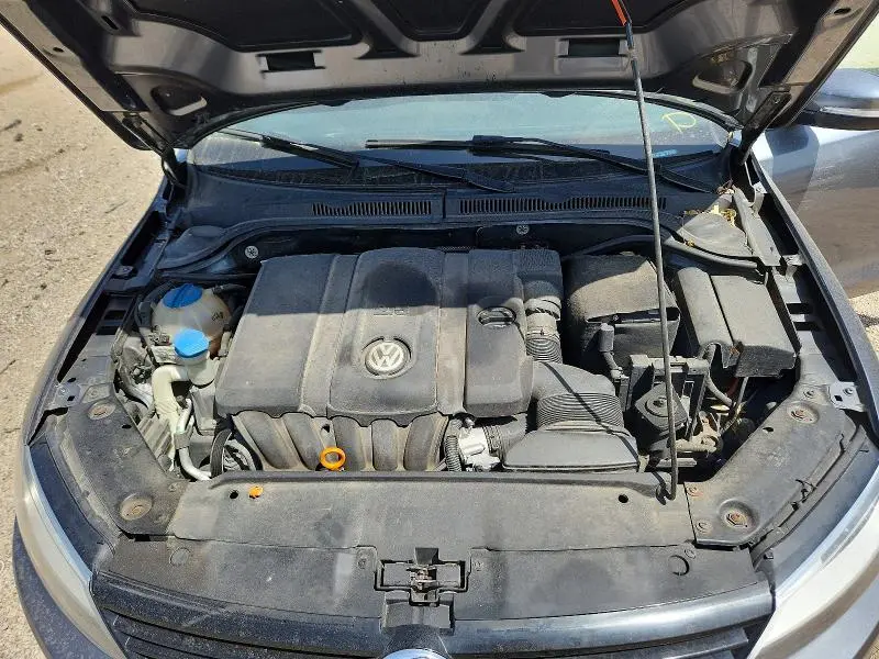 2011 VOLKSWAGEN JETTA SE  