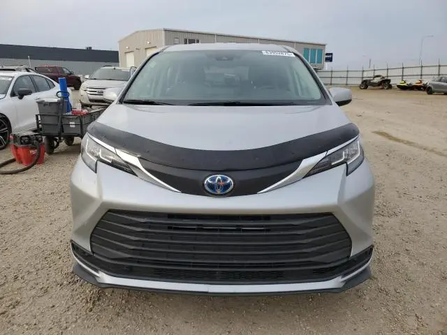 2021 TOYOTA SIENNA LE  