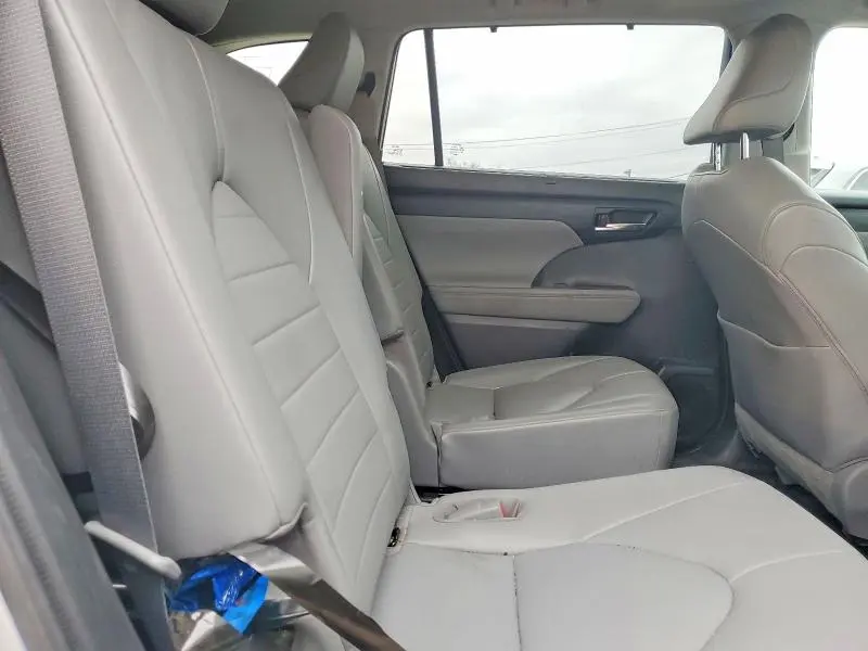 2021 TOYOTA HIGHLANDER XLE  
