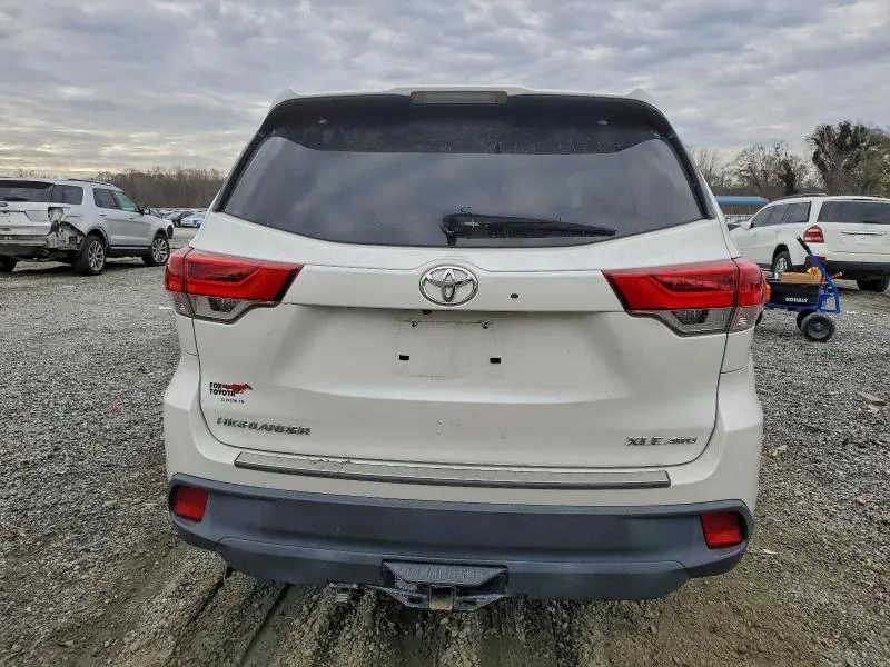 2017 TOYOTA HIGHLANDER SE  