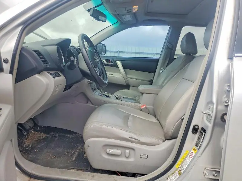 2013 TOYOTA HIGHLANDER SE  