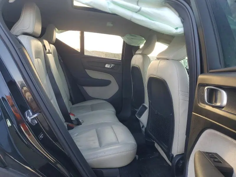 2020 VOLVO XC40 T5 MOMENTUM  