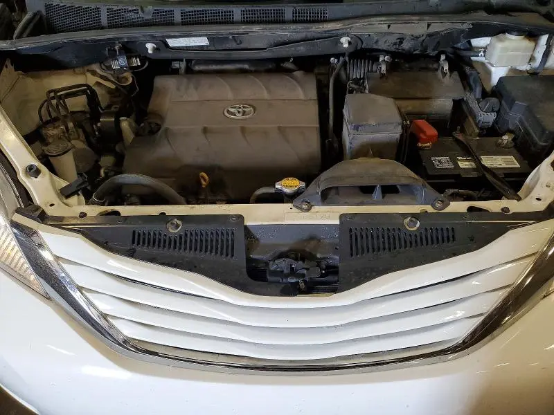 2015 TOYOTA SIENNA LE  