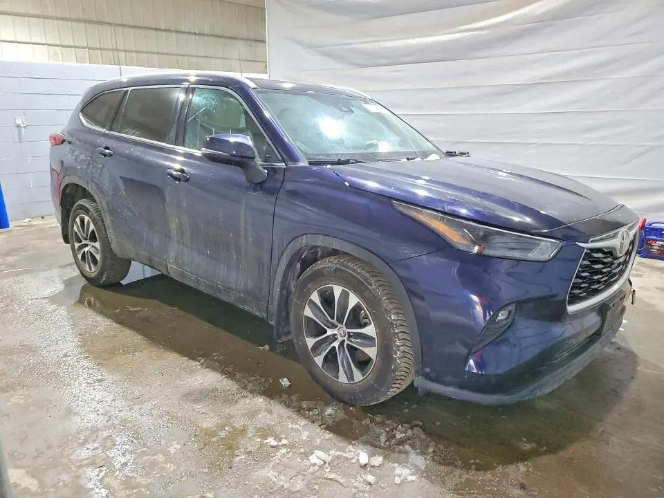 2022 TOYOTA HIGHLANDER XLE  