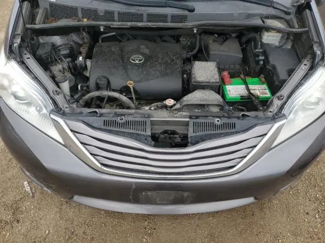 2017 TOYOTA SIENNA LE  