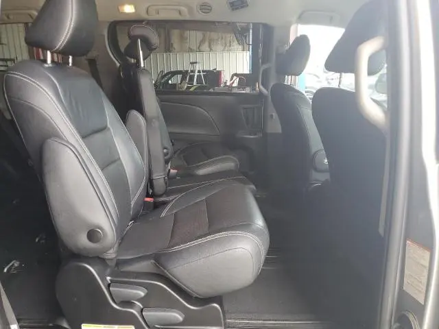 2018 TOYOTA SIENNA SE  