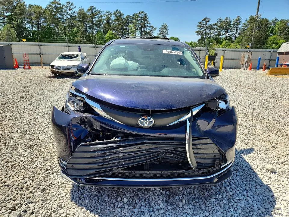 2021 TOYOTA SIENNA XLE  