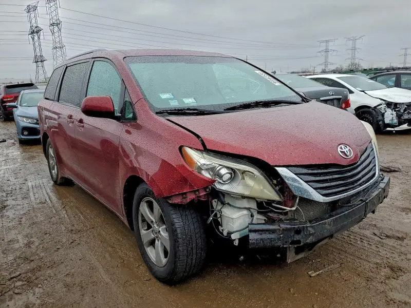 2015 TOYOTA SIENNA LE  
