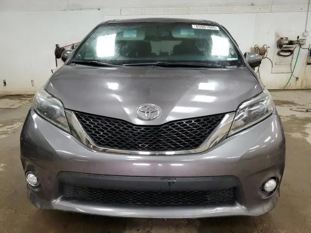 2017 TOYOTA SIENNA SE  