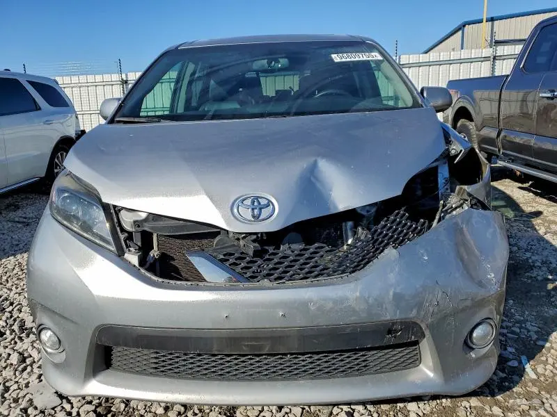 2017 TOYOTA SIENNA SE  