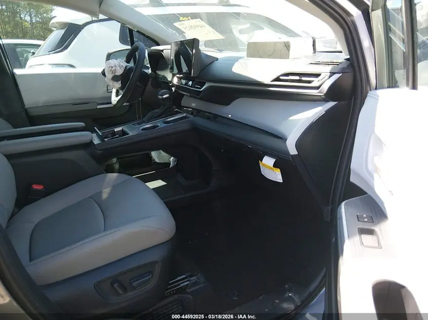 2026 TOYOTA SIENNA XLE