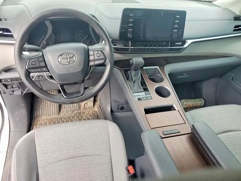 2022 TOYOTA SIENNA LE  