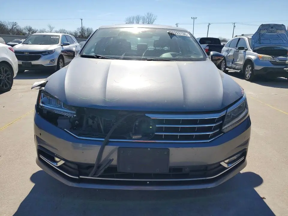 2017 VOLKSWAGEN PASSAT SE  