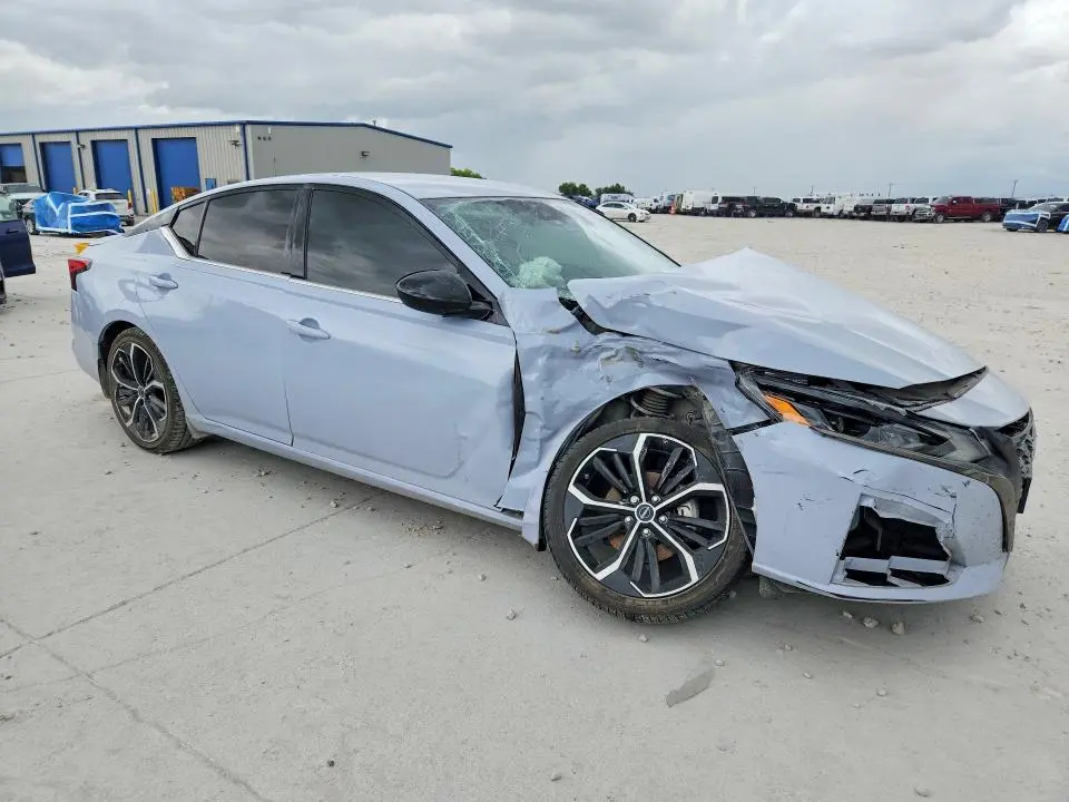 2023 NISSAN ALTIMA SR  