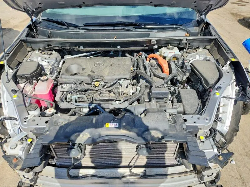 2021 TOYOTA RAV4 XLE  