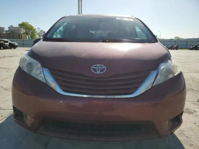 2017 TOYOTA SIENNA LE  