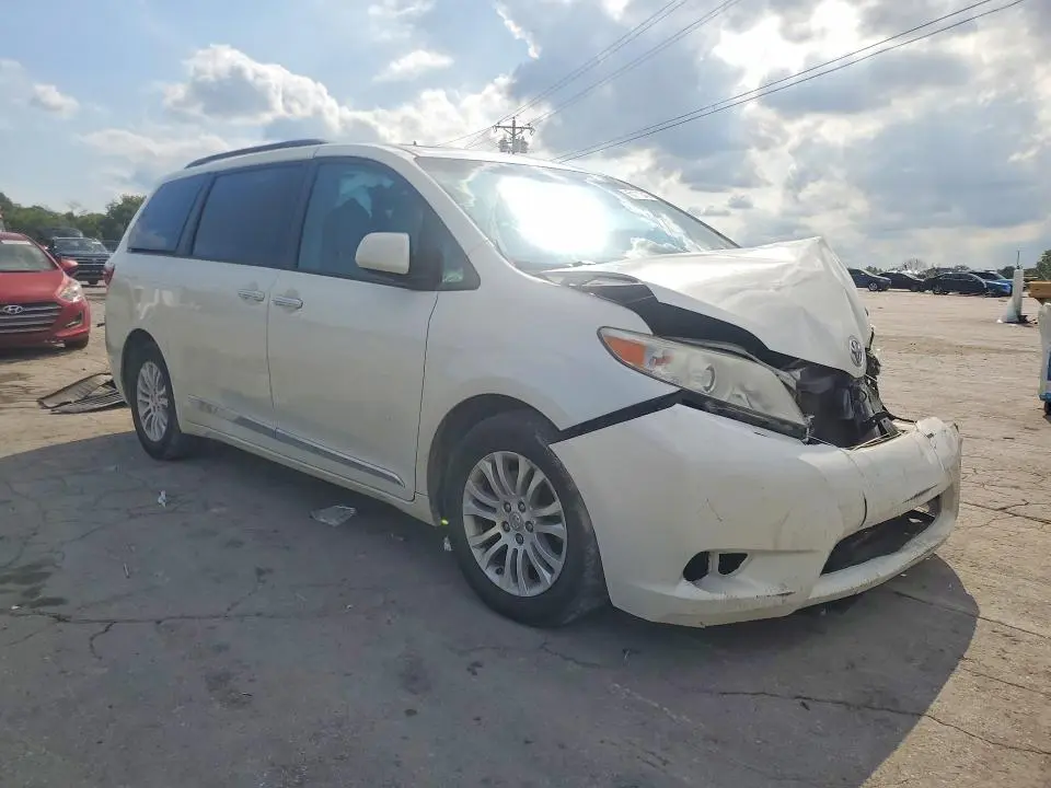 2017 TOYOTA SIENNA XLE PREMIUM 8-PASSENGER  