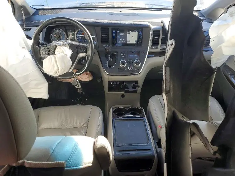 2017 TOYOTA SIENNA XLE  