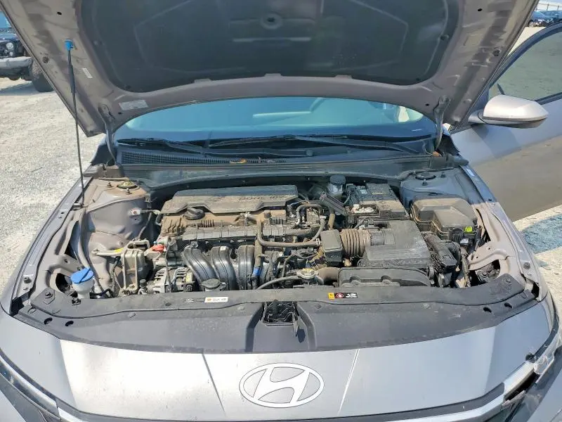 2024 HYUNDAI ELANTRA SE  