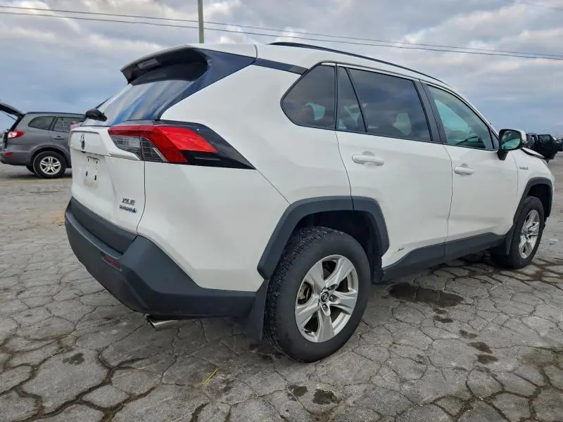 2020 TOYOTA RAV4 XLE  