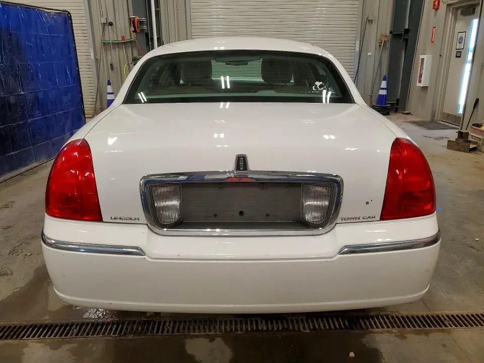 2011 LINCOLN TOWN CAR SIGNATURE LIMITED  