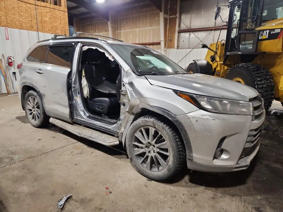 2019 TOYOTA HIGHLANDER SE  