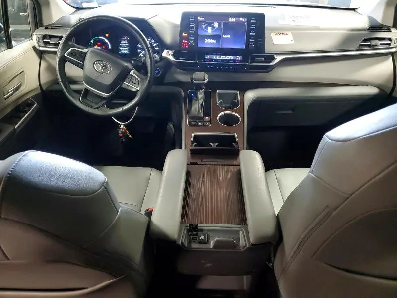2023 TOYOTA SIENNA XLE  