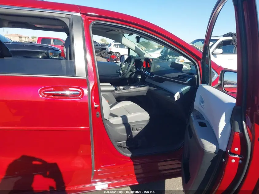 2026 TOYOTA SIENNA XLE