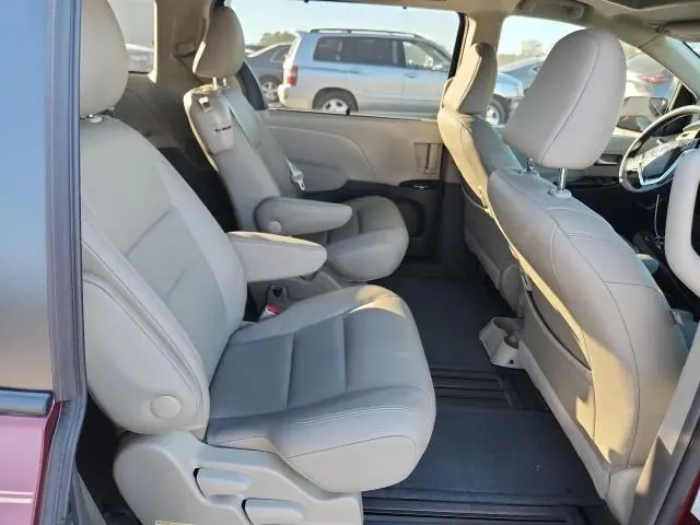 2017 TOYOTA SIENNA XLE  