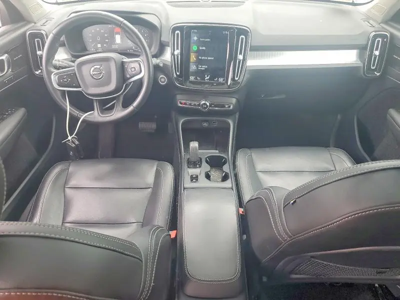 2019 VOLVO XC40 T5 MOMENTUM  